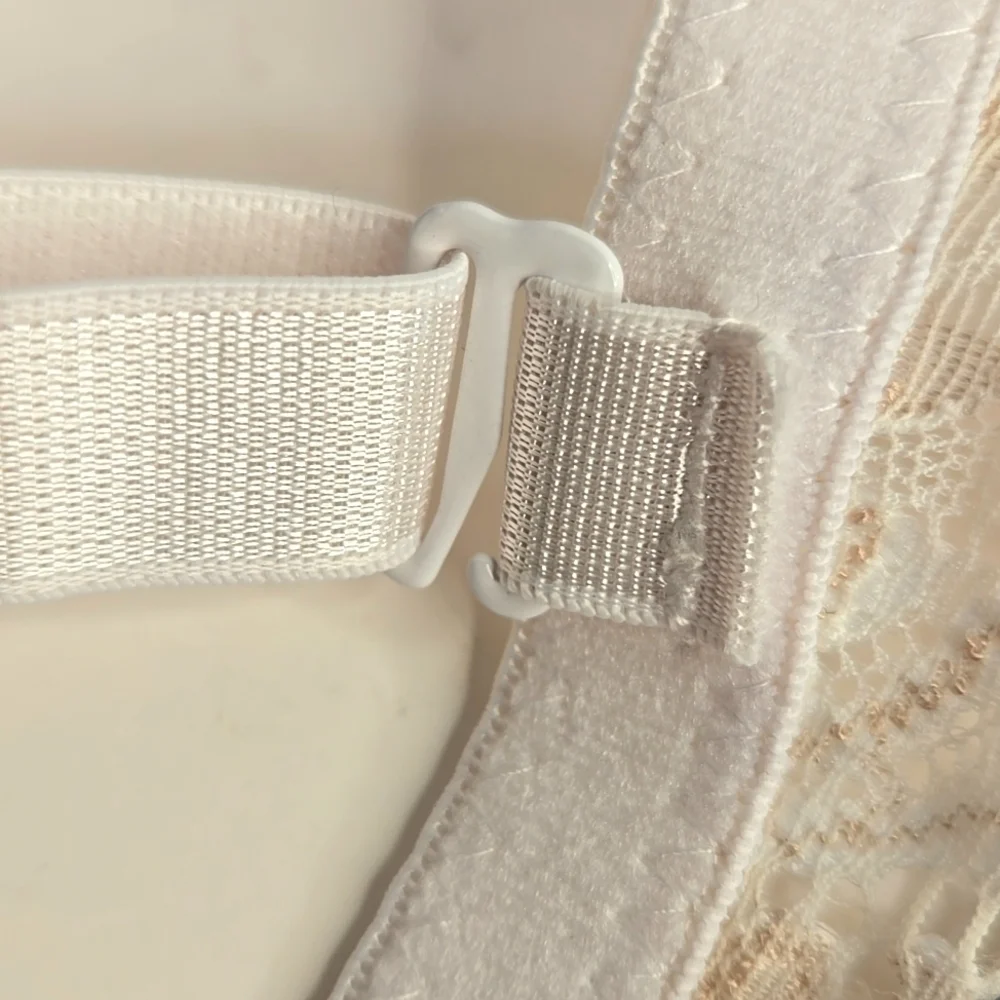 NWOT Lace Underwire Bra Two-Tone Cream 3 Hook Adjustable 38D